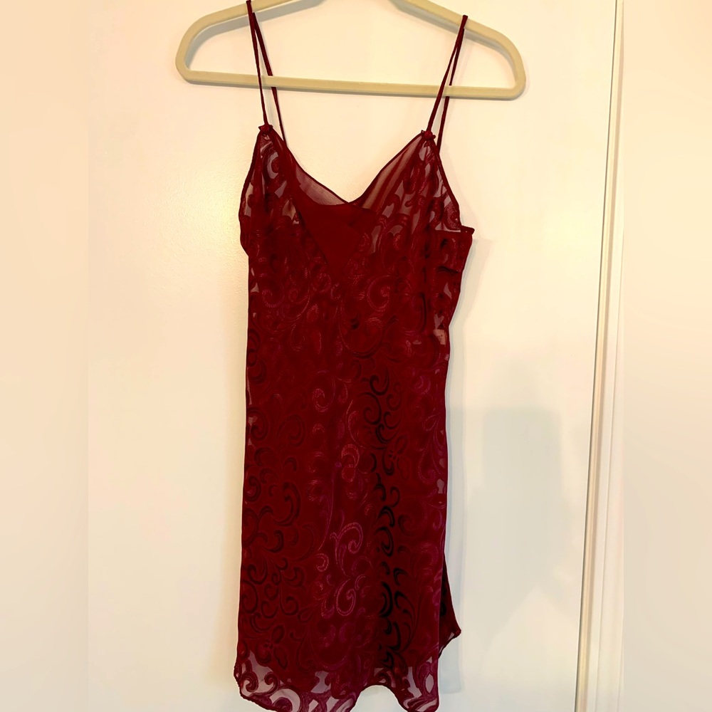 Oscar de la Renta Maroon slip, delicate pattern, v neck, adjustable straps;
